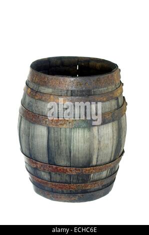 alten Holzfass mit Metallringen auf weißem Hintergrund Stockfoto