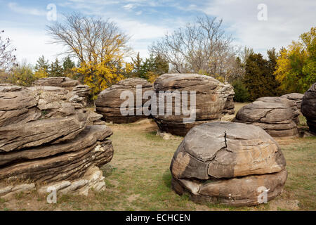 Riesige Sandstein Konkretionen umfassen Rock City, in der Nähe von Minneapolis, Kansas, USA Stockfoto