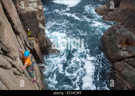Iain Millar - Ein professioneller Bergführer - Klettern, ein Meer in der Nähe von Gweedore, County Donegal, Irland stack. Stockfoto