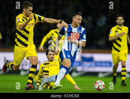 Berlins Julian Schieber (2. v. R) steuert den Ball gegen die Dortmunder Sebastian Kehl (L) und Mats Hummels (2. v. L) in der deutschen Bundesliga-Fußballspiel zwischen Hertha BSC und Borussia Dortmund am Olympiastadion in Berlin, Deutschland, 13. Dezember 2014. Foto: Lukas Schulze/dpa Stockfoto