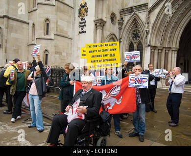 Mitglieder der British National Party vor dem Justizpalast zu demonstrieren, während ein Fall über ihre Verfassung weiter geht im Inneren. Stockfoto