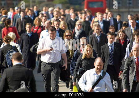 Viele Menschen wandern über London Brücke jeden Tag denn ihre Züge zum Bahnhof London Bridge und sie in der Stadt arbeiten. Stockfoto