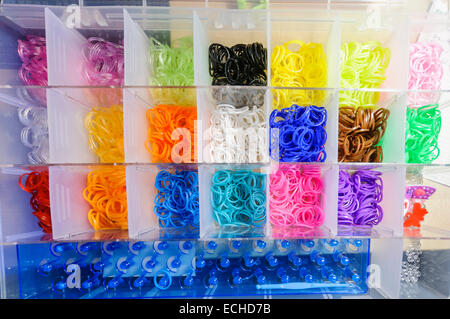 Bunte Loom Bands in einer Plastikbox. Stockfoto