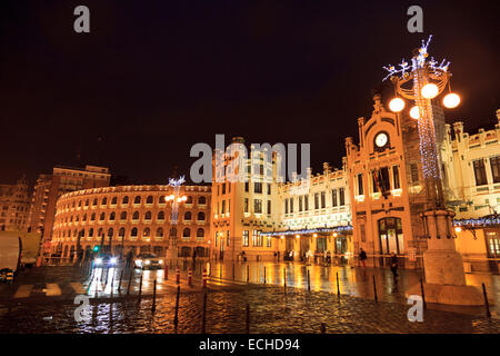 Außenseite des Hauptbahnhof Estacio del Nord in Valencia beleuchtet in einer regnerischen Nacht Stockfoto