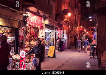 Shopper in Einkaufsstraße in Valencia in der Nacht Stockfoto