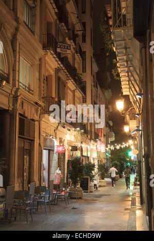 Gasse in Valencia in der Nacht Stockfoto