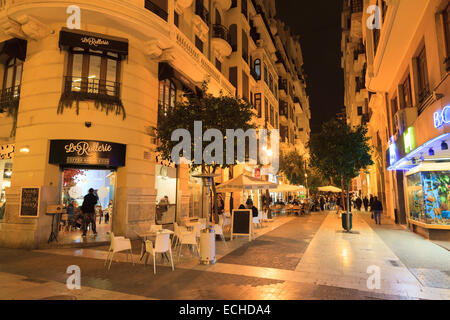 Carrer del Convent de Santa Clara Fußgängerzone mit Café-Tischen in der Nacht Stockfoto