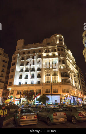 Appartementhaus im Stadtzentrum von Valencia in der Nacht Stockfoto