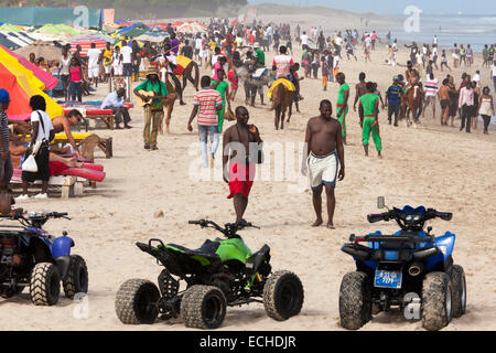 Massen und Dune Buggys auf Points Strand, Accra, Ghana, Afrika Stockfoto