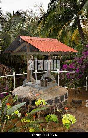 Mauritius, Mahebourg, Biscuiterie Rault Maniok Biscuit Factory Garten, historische Wasserversorgung gut Stockfoto