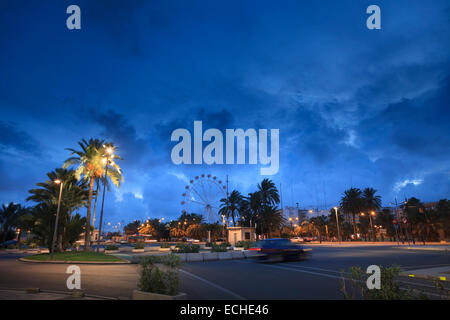 Die Straße entlang des Hafens von Valencia in der Abenddämmerung mit Straßenlaternen Stockfoto