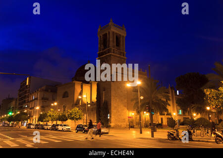 Parroquia Kirche Santa Maria del Mar in Valencia in der Nacht Stockfoto