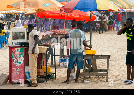 Kochen auf Points Strand, Accra, Ghana, Afrika Stockfoto