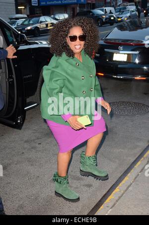 New York, NY, USA. 15. Dezember 2014. Oprah Winfrey unterwegs für Promi-Schnappschüsse - Mo, New York, NY 15. Dezember 2014. Bildnachweis: Derek Sturm/Everett Collection/Alamy Live-Nachrichten Stockfoto