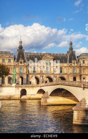 Der Louvre-Palast in Paris, Frankreich an einem bewölkten Tag Stockfoto