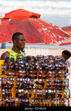 Sonnenbrillen-Hersteller auf Points Strand, Accra, Ghana, Afrika Stockfoto