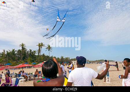 Menschen, die fliegenden Drachen auf Points Strand, Accra, Ghana, Afrika Stockfoto