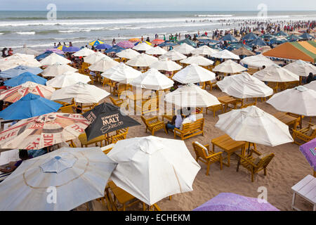 Wochenende-Bar und Massen auf Points Strand, Accra, Ghana, Afrika Stockfoto