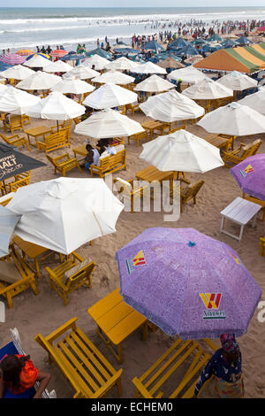 Bar und Massen auf Points Strand, Accra, Ghana, Afrika Stockfoto