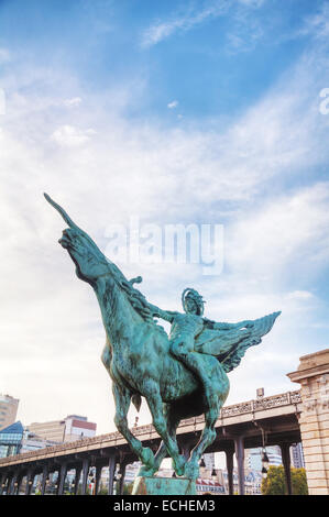 Statue "La France Renaissante" an der Bir-Hakeim-Brücke in Paris, Frankreich Stockfoto