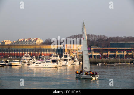 Segelboot zurück zu Olympischen Segelzentrum Qingdao Stockfoto