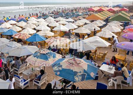 Restaurant und Menschen auf Points Strand, Accra, Ghana, Afrika Stockfoto