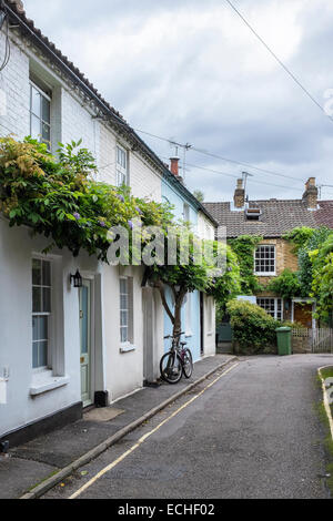 Typisch viktorianischen Reihenhaus auf dem Land - schöne Terrasse der Häuser in Englisch Vorort von Twickenham, größere London, UK Stockfoto