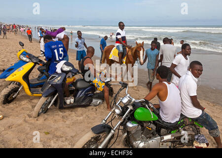 Motorräder und Reiten auf Points Strand, Accra, Ghana, Afrika Stockfoto