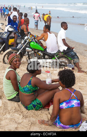 Massen und Motorräder auf Points Strand, Accra, Ghana, Afrika Stockfoto