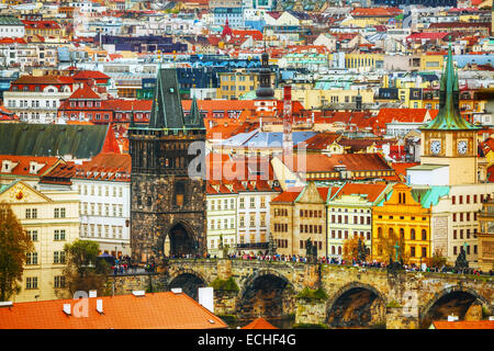 Prag - 17 Oktober: Charles Brücke Luftaufnahme am 17. Oktober 2014 in Prag, Tschechien. Es ist eine berühmte historische Brücke th Stockfoto