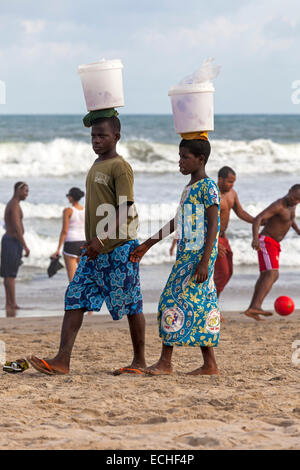 Menschen auf Points Strand, Accra, Ghana, Afrika Stockfoto