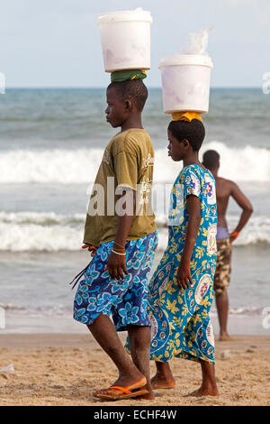 Frauen, die waren auf ihren Kopf, Points Strand, Accra, Ghana, Afrika Stockfoto