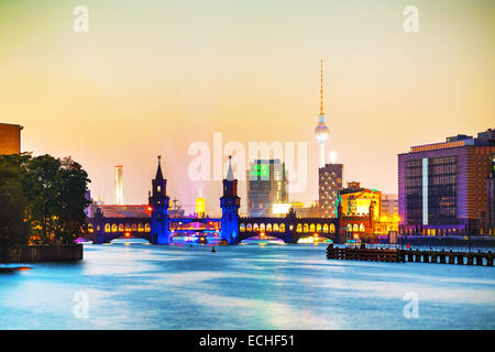 Berliner Stadtbild mit Oberbaumbrücke am Abend Stockfoto