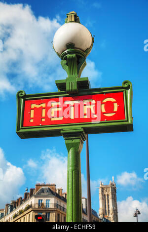 Ein Pole mit Metro unterzeichnen in Paris, Frankreich Stockfoto