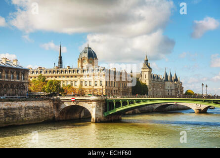 Die Conciergerie, die Gebäude an einem sonnigen Tag in Paris, Frankreich Stockfoto