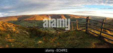 Blick vom Rushup Kante in Richtung Edale und Kinder Scout, Peak District National Park, Derbyshire, England. Stockfoto