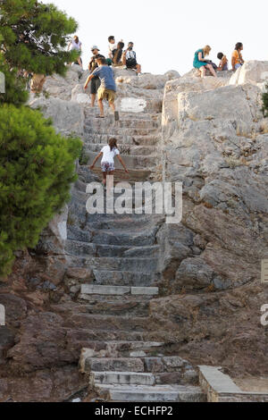 Athen, Griechenland 17. Juli 2013: Touristen Klettern an die Spitze der Areopag Hügel für einen Blick über Athen und die Akropolis Stockfoto