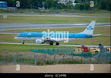 KLM Cityhopper Embraer 190LR (ERJ-190-100LR) Taxiing zum abheben am Flughafen Aberdeen Dyce für Amsterdam.  SCO 9363 Stockfoto