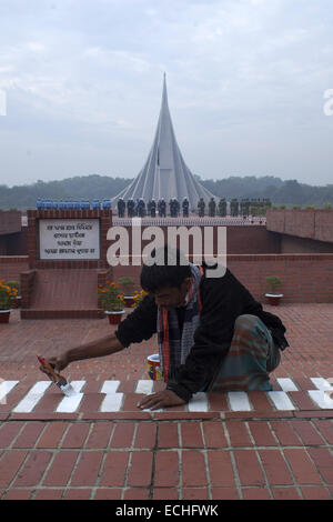 Dhaka, Bangladesch. 15. Dezember 2014. Maler malen vor nationalen Märtyrer-Denkmal, wo Tausende von Menschen, auf den Tag des Sieges treffen werden, der Befreiungskrieg Märtyrer zu huldigen. Aufwändigen Vorbereitungen wurden getroffen, in und um die nationalen Mausoleum, wo Tausende von Menschen, auf den Tag des Sieges treffen werden, der Befreiungskrieg Märtyrer zu huldigen. Bildnachweis: ZUMA Press, Inc./Alamy Live-Nachrichten Stockfoto