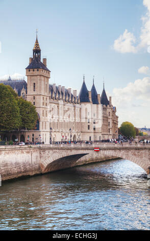 Die Conciergerie, die Gebäude an einem sonnigen Tag in Paris, Frankreich Stockfoto