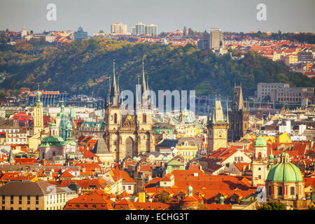 Luftaufnahme von Prag an einem sonnigen Tag wie gesehen von Petrin-Hügel Stockfoto