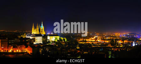 Panorama Überblick über Prag bei Nacht Stockfoto