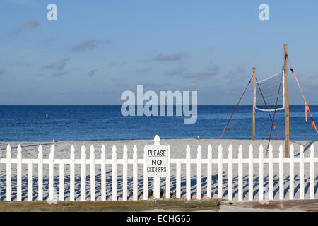 Leere Beachvolleyballplatz mit Netz hinter einem Zaun am Golf von Mexiko, Treasure Island, Florida, USA. Stockfoto