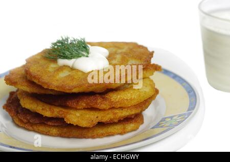 Kartoffel-Pfannkuchen auf einem Teller isoliert auf weißem Hintergrund Stockfoto