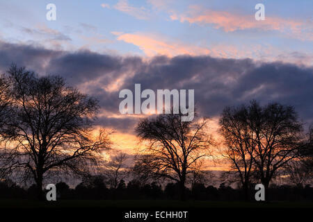 Datchet, Berkshire.  15. Dezember 2014.  UK Wetter: Die Sonne geht über der Themse bei Windsor, von den Ufern der Themse bei Datchet, Berkshire gesehen. Bildnachweis: Ed Brown/Alamy Live-Nachrichten Stockfoto