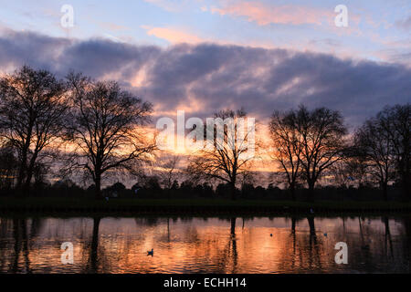 Datchet, Berkshire.  15. Dezember 2014.  UK Wetter: Die Sonne geht über der Themse bei Windsor, von den Ufern der Themse bei Datchet, Berkshire gesehen. Bildnachweis: Ed Brown/Alamy Live-Nachrichten Stockfoto