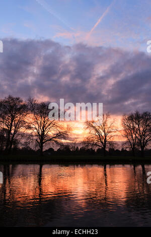 Datchet, Berkshire.  15. Dezember 2014.  UK Wetter: Die Sonne geht über der Themse bei Windsor, von den Ufern der Themse bei Datchet, Berkshire gesehen. Bildnachweis: Ed Brown/Alamy Live-Nachrichten Stockfoto