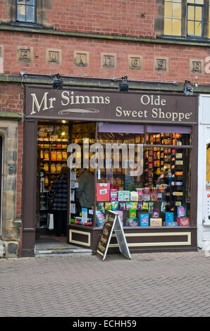 Fassade des Herrn Simms, der Olde Sweet Shoppe, Lichfield, Staffordshire, UK Stockfoto