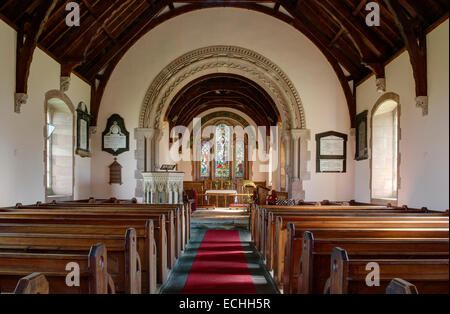 Innenansicht der Kirche von St Annes im Dorf Ancroft, Northumberland, Großbritannien; stammt aus dem 11. Jahrhundert mit späteren Ergänzungen. Stockfoto