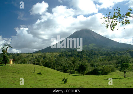 Malerische Aussicht auf den Vulkan Arenal mit grüner Landschaft im Vordergrund, Costa Rica. Stockfoto